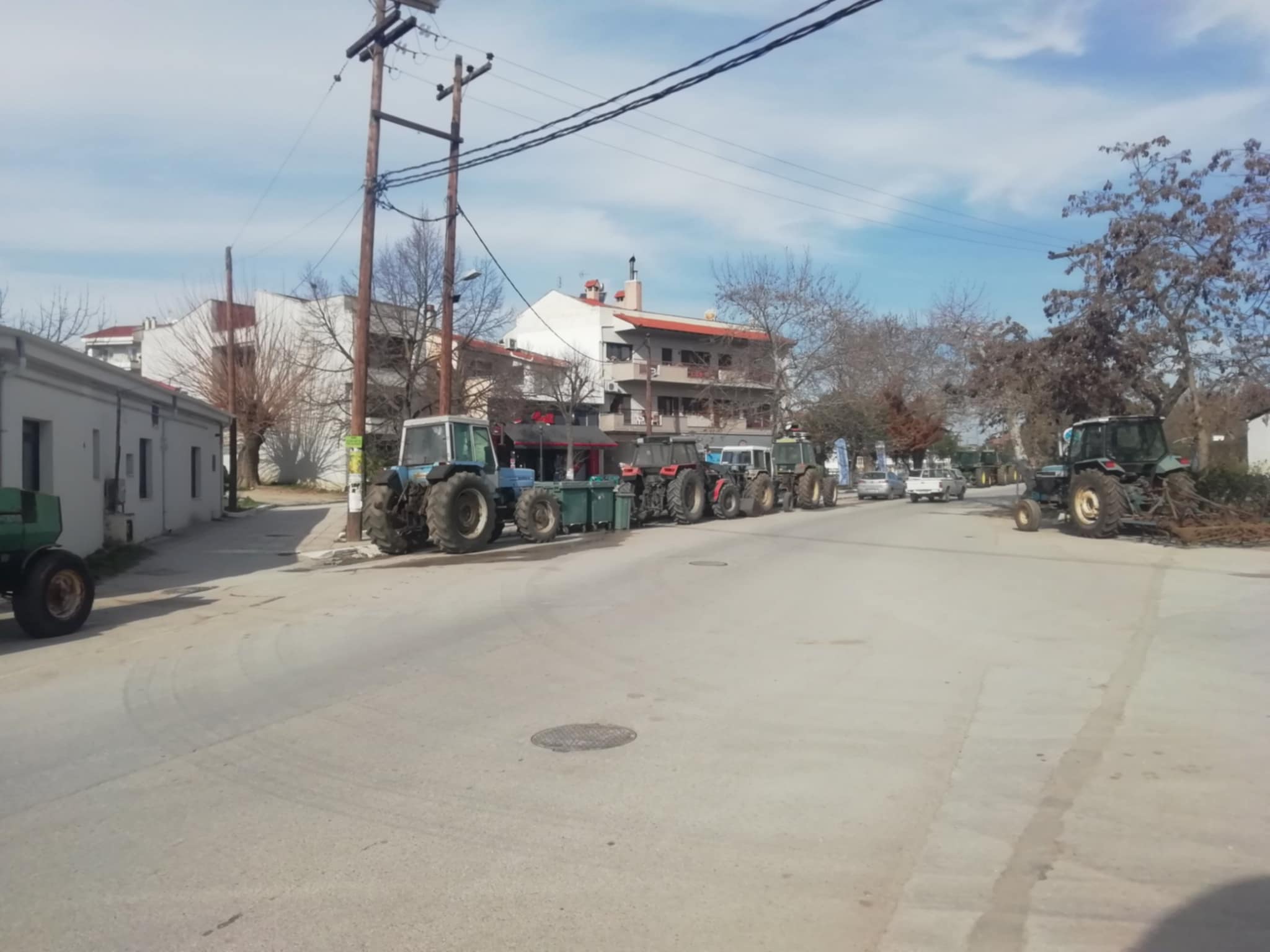 Συγκέντρωση αγροτών με τα τρακτέρ τους στην πλατεία της Επανομής