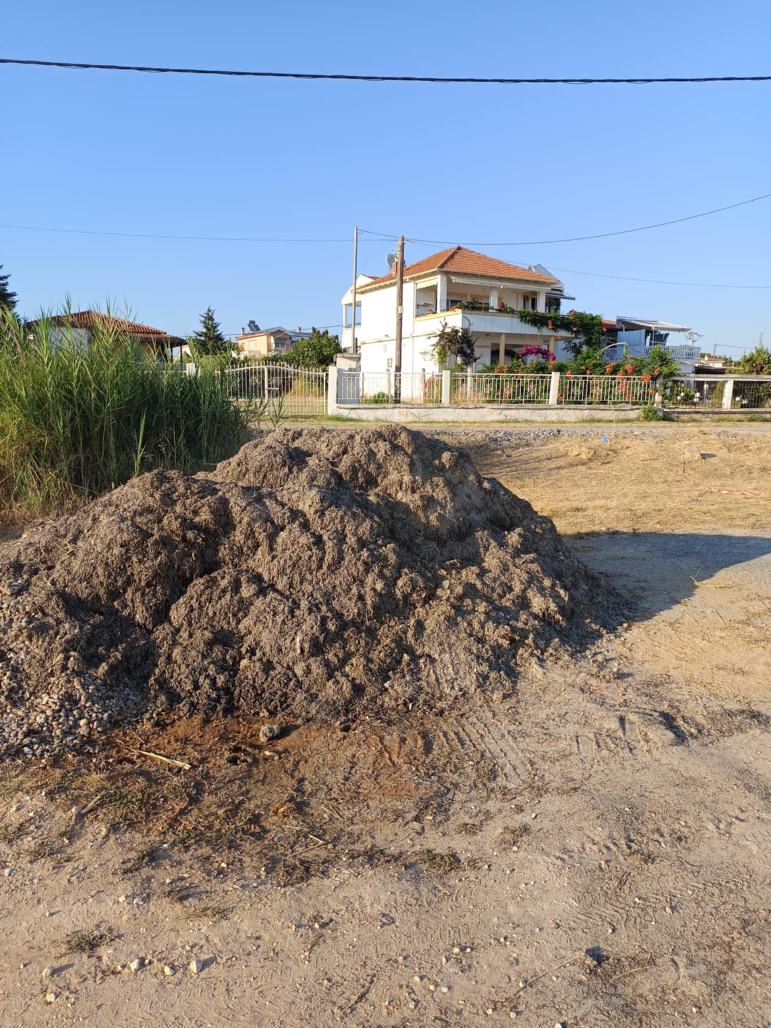 Δύο μήνες συμπλήρωσαν οι στοίβες τα φύκια στην Παραλία Επανομής