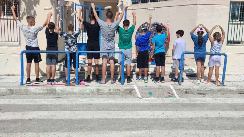 Χίλια μπράβο!!! Μαθητές του 1ου Δημοτικού Μηχανιώνας βοήθησαν στο βάψιμο του σχολείου!