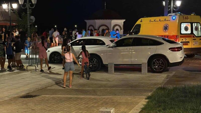 Βραδυνή αναστάτωση στη Μηχανιώνα: Γυναίκα έπεσε στην πλατεία-Κλήθηκε ασθενοφόρο