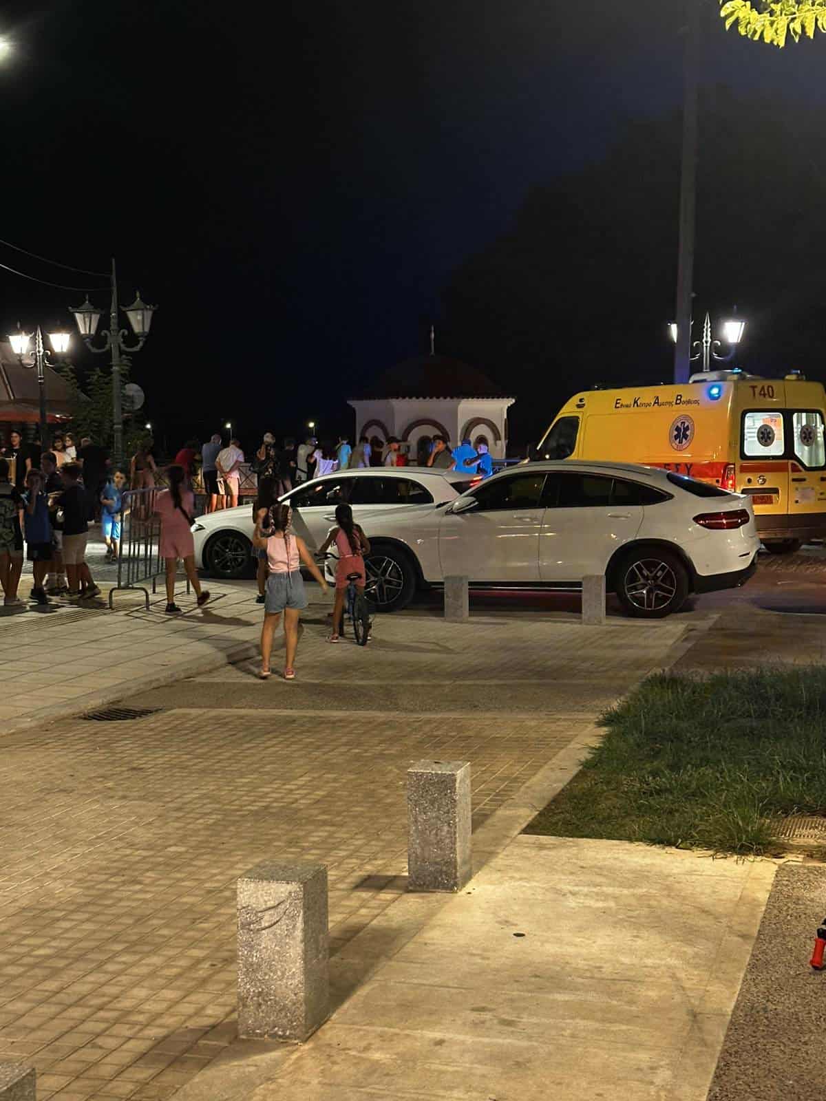 Βραδυνή αναστάτωση στη Μηχανιώνα: Γυναίκα έπεσε στην πλατεία-Κλήθηκε ασθενοφόρο