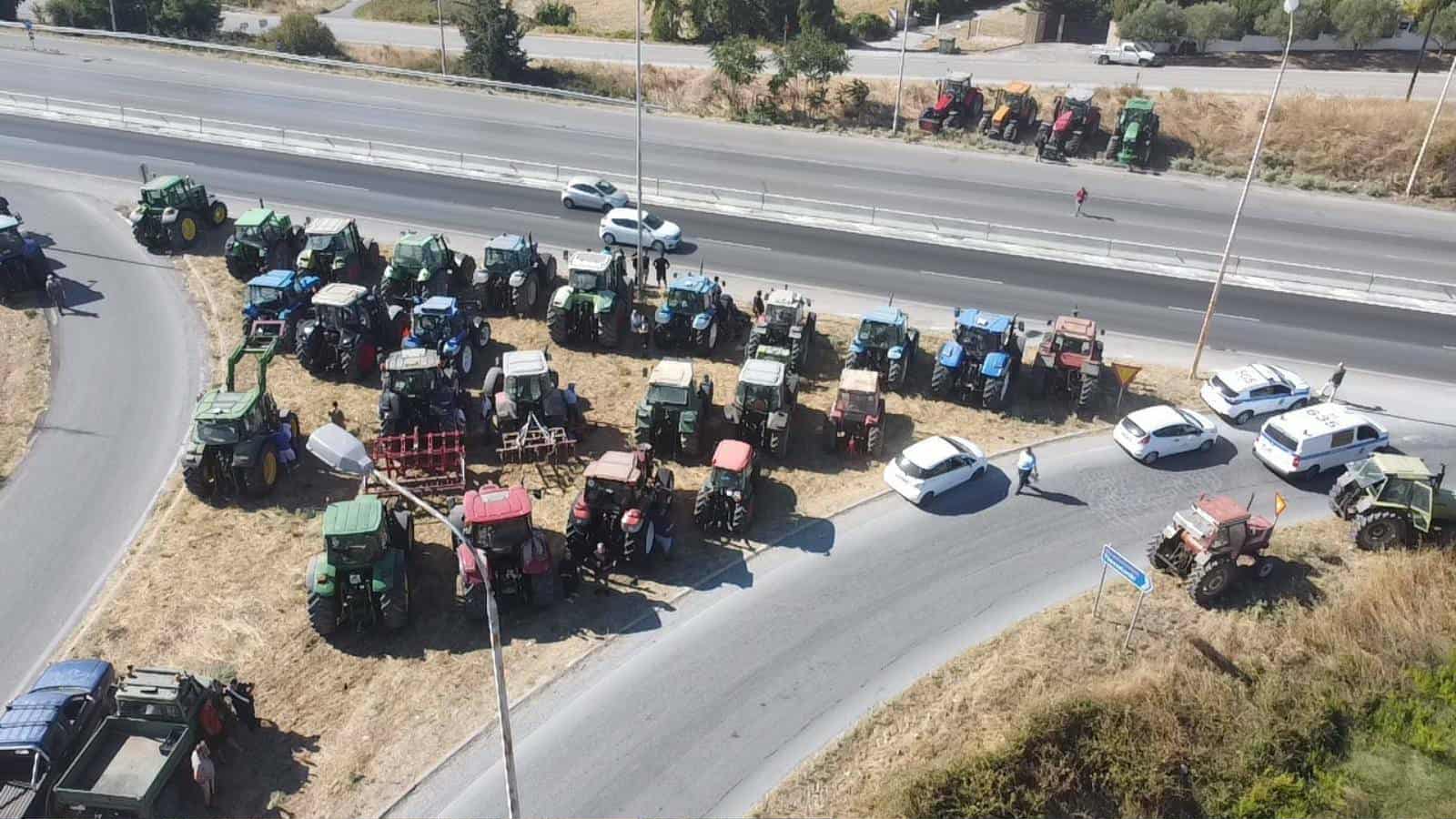 ΤΩΡΑ: Τρακτέρ από Επανομή, Περαία, Ν. Επιβάτες, Καρδία κλείνουν την Μουδανίων (ΦΩΤΟΡΕΠΟΡΤΑΖ)