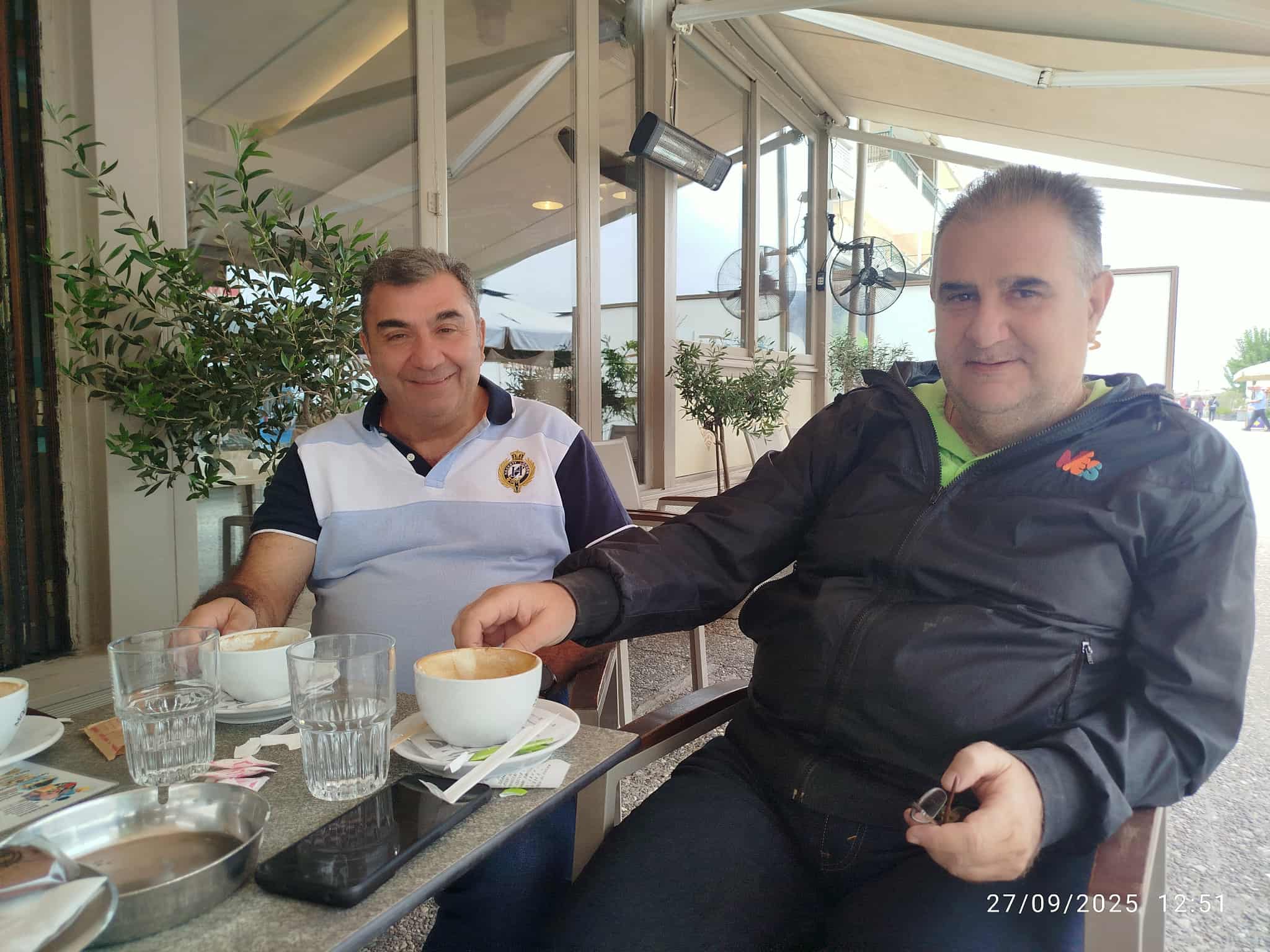 Για καφέ στο “Theros” Γρουσουζάκος και Γιαννακίδης