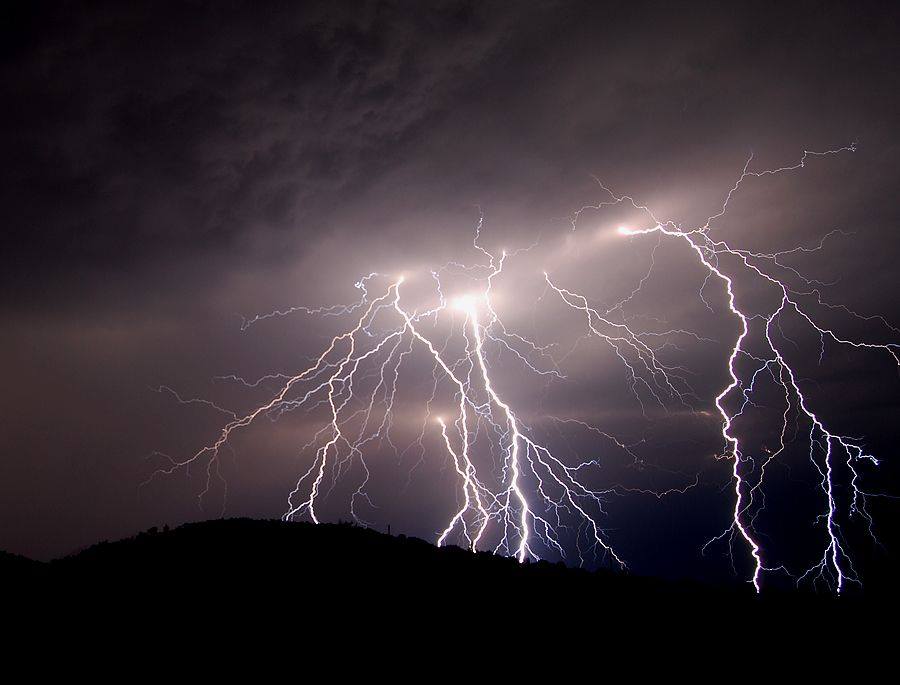 Σε εξέλιξη η πρώτη μπόρα του Φθινοπώρου (ΒΙΝΤΕΟ)