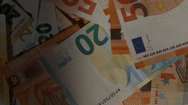 200 δημόσιοι υπάλληλοι & διευθυντές υπουργείων ξέπλεναν μαύρο χρήμα σε στοιχηματικές (BINTEO)