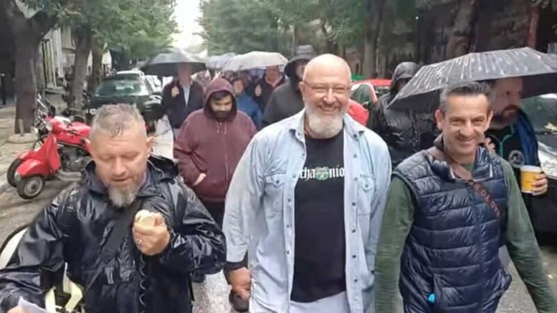 Αγωνιστής Γαβράς δίνει το σύνθημα, υπό βροχή, στην πορεία του ΕΚΘ (ΒΙΝΤΕΟ)