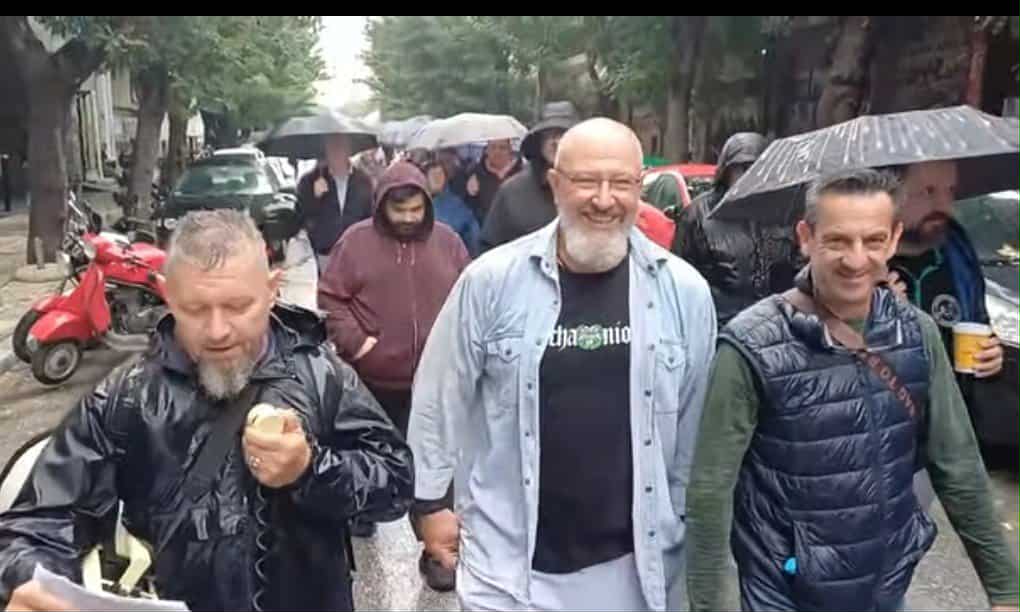 Αγωνιστής Γαβράς δίνει το σύνθημα, υπό βροχή, στην πορεία του ΕΚΘ (ΒΙΝΤΕΟ)