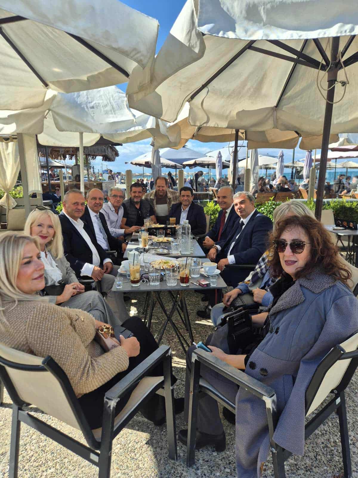 Εορταστικός καφές στο “Theros”!