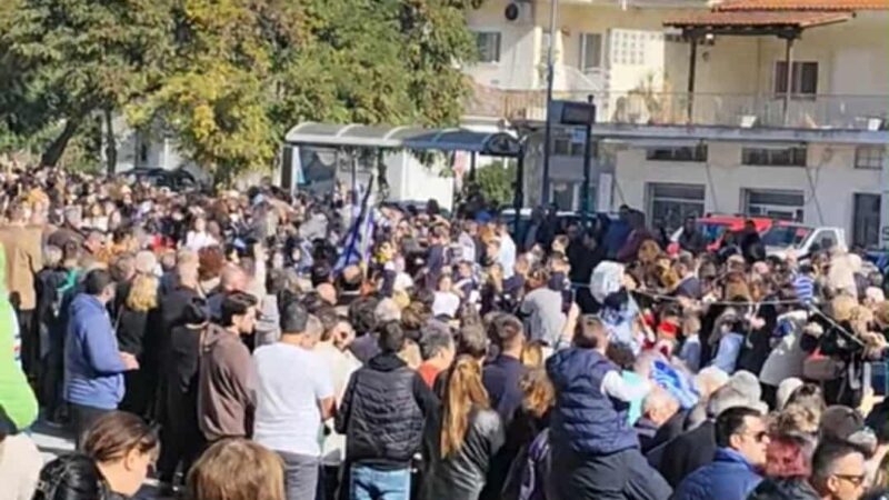 Κοσμοπλημμύρα στην παρέλαση της Επανομής! (ΒΙΝΤΕΟ)