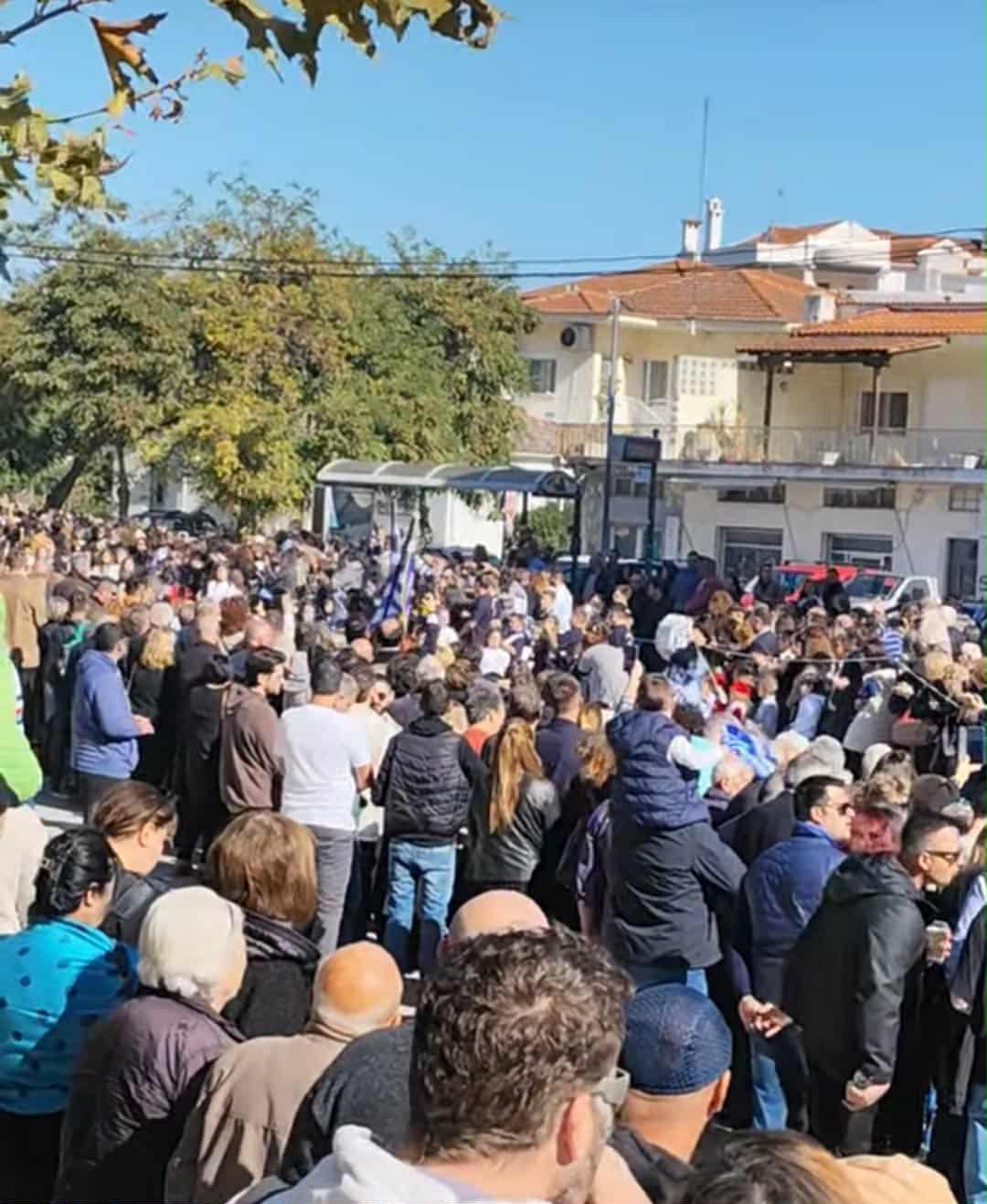Κοσμοπλημμύρα στην παρέλαση της Επανομής! (ΒΙΝΤΕΟ)
