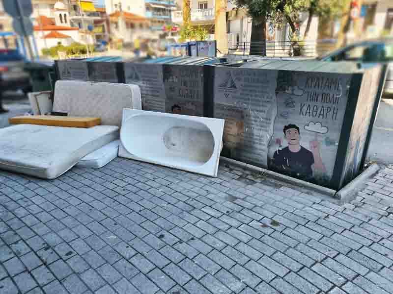 Πρωινή κίνηση μαζέματος των πεταμένων στρωμάτων της Περαίας