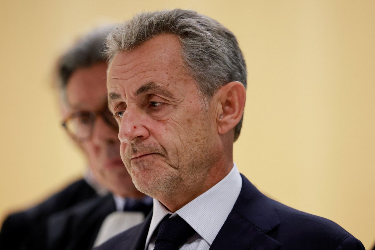 Η συγκλονιστική άφιξη και είσοδος του Σαρκοζί στη φυλακή-Μπήκε καταχειροκροτούμενος (ΒΙΝΤΕΟ)