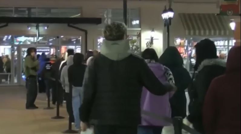 «Έσπασαν τα κοντέρ» Αμερικανοί στη Black Friday – Σε μία μέρα ξόδεψαν 12 δισεκατομμύρια δολάρια (BINTEO)