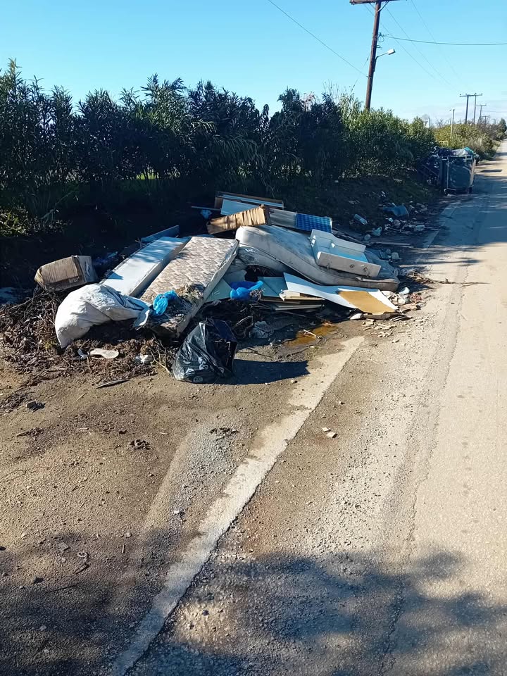 Εξαίσιες εικόνες: Μικρές χωματερές στο δρόμο Επανομής-Ηράκλειας (ΦΩΤΟΡΕΠΟΡΤΑΖ)