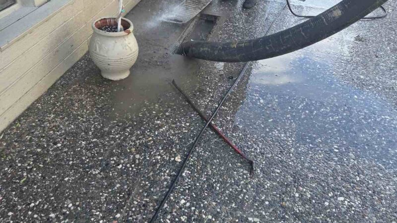 ΤΩΡΑ: Καθαρίζονται φρεάτια στη Περαία (ΦΩΤΟΡΕΠΟΡΤΑΖ)