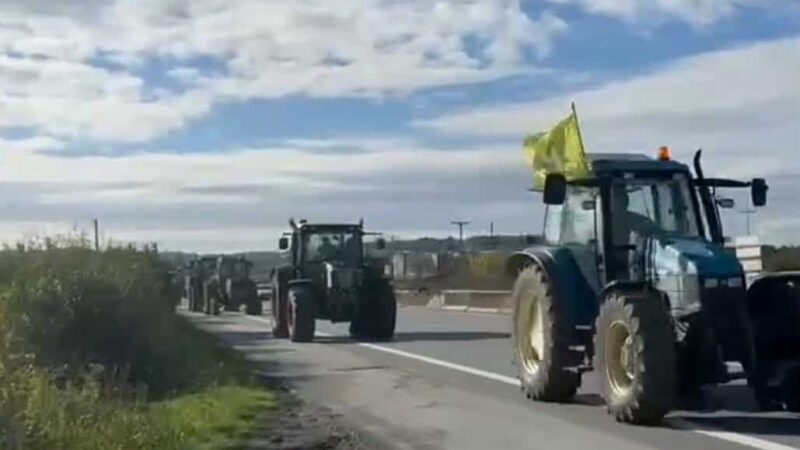 ΤΩΡΑ: Τρακτέρ από Επανομή, Τρίλοφο και Βασιλικά συγκεντρώνονται στην αερογέφυρα Θέρμης και ετοιμάζονται να μπουν στην πόλη