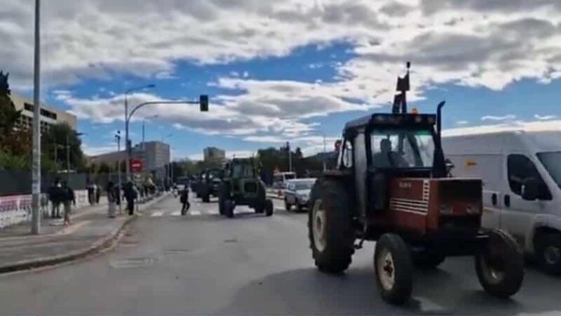 Οι αγρότες της Επανομής τα κατάφεραν: Μπήκαν στην πόλη με τα τρακτέρ τους (ΒΙΝΤΕΟ)