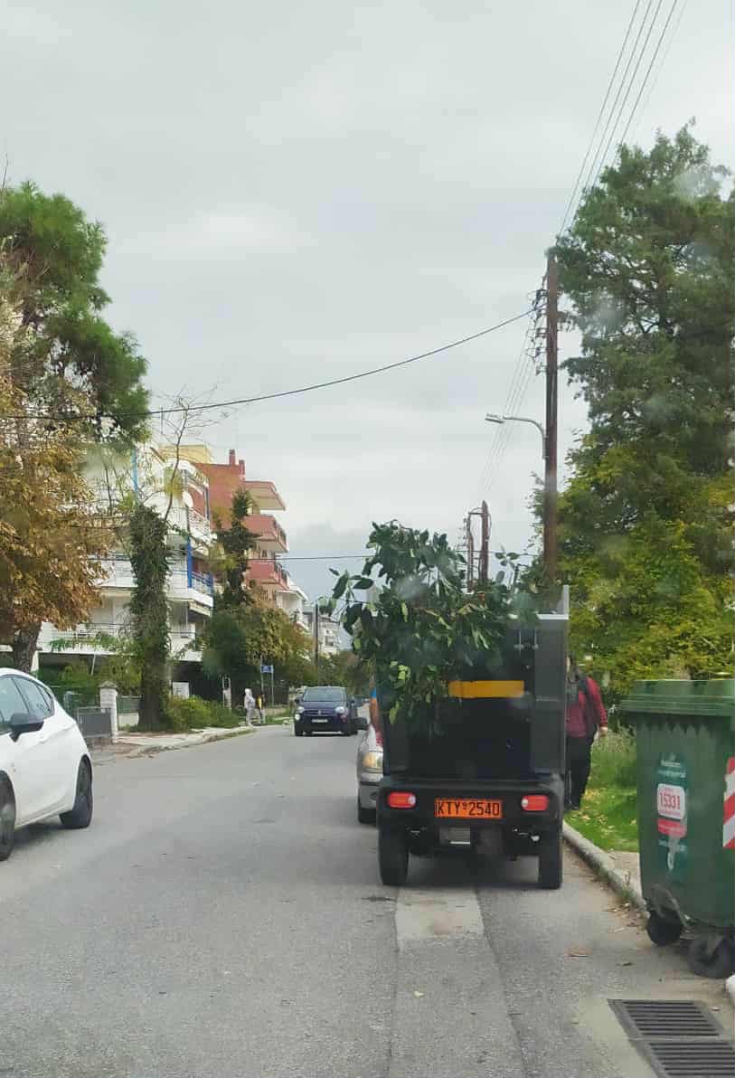 Είστε σοβαροί; Με αυτό το ηλεκτρικό αυτοκινητάκι για τα καλαθάκια μαζεύουν τα ογκώδη στην ενότητα Θερμαϊκού