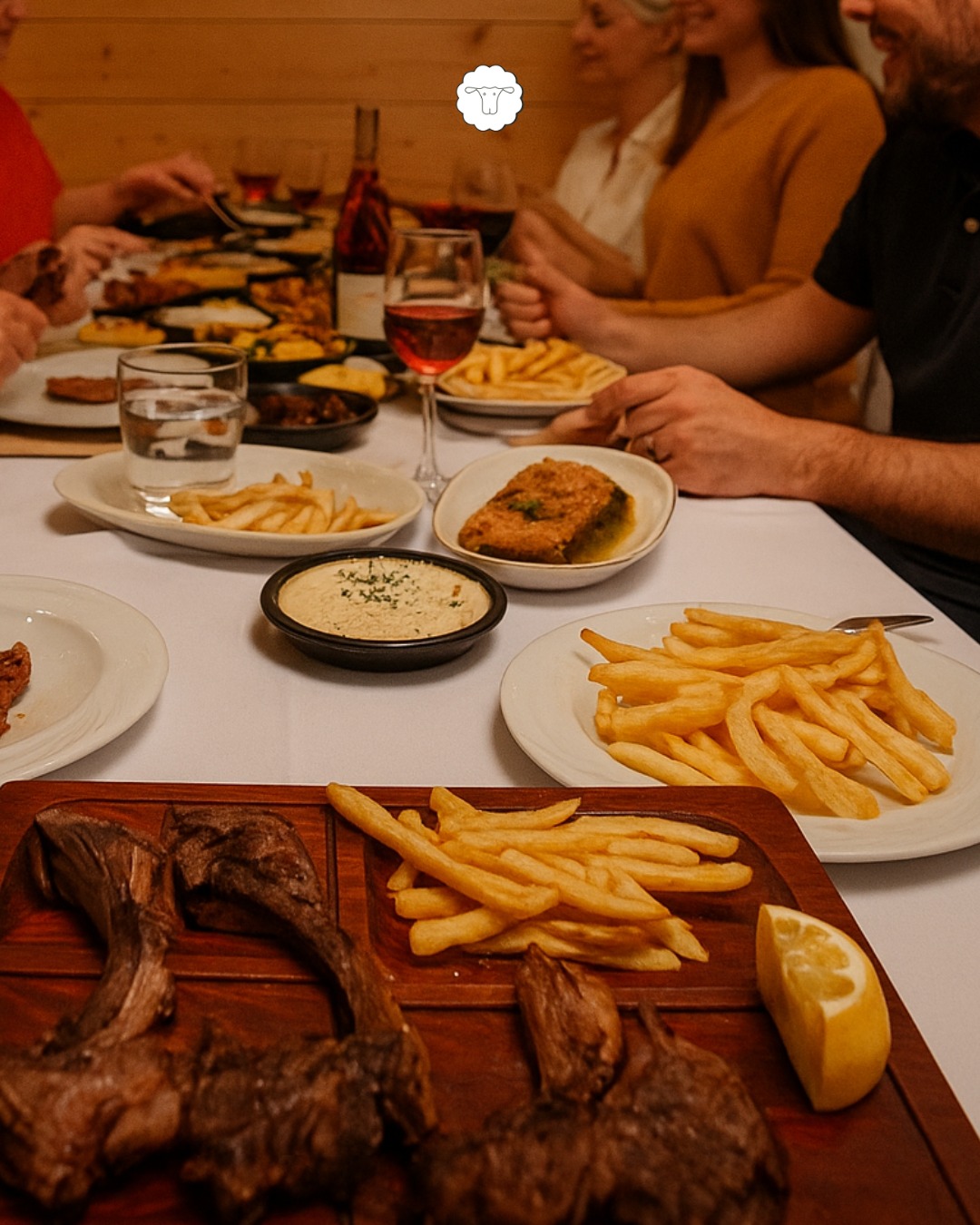 Στην “Προβατίνα” θα βρεις γεμάτα τραπέζια, πρόσωπα γεμάτα χαμόγελα!