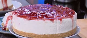 Ο Δημήτρης Σκαρμούτσος μάς ετοιμάζει cheesecake με μαρμελάδα φράουλα (BINTEO)
