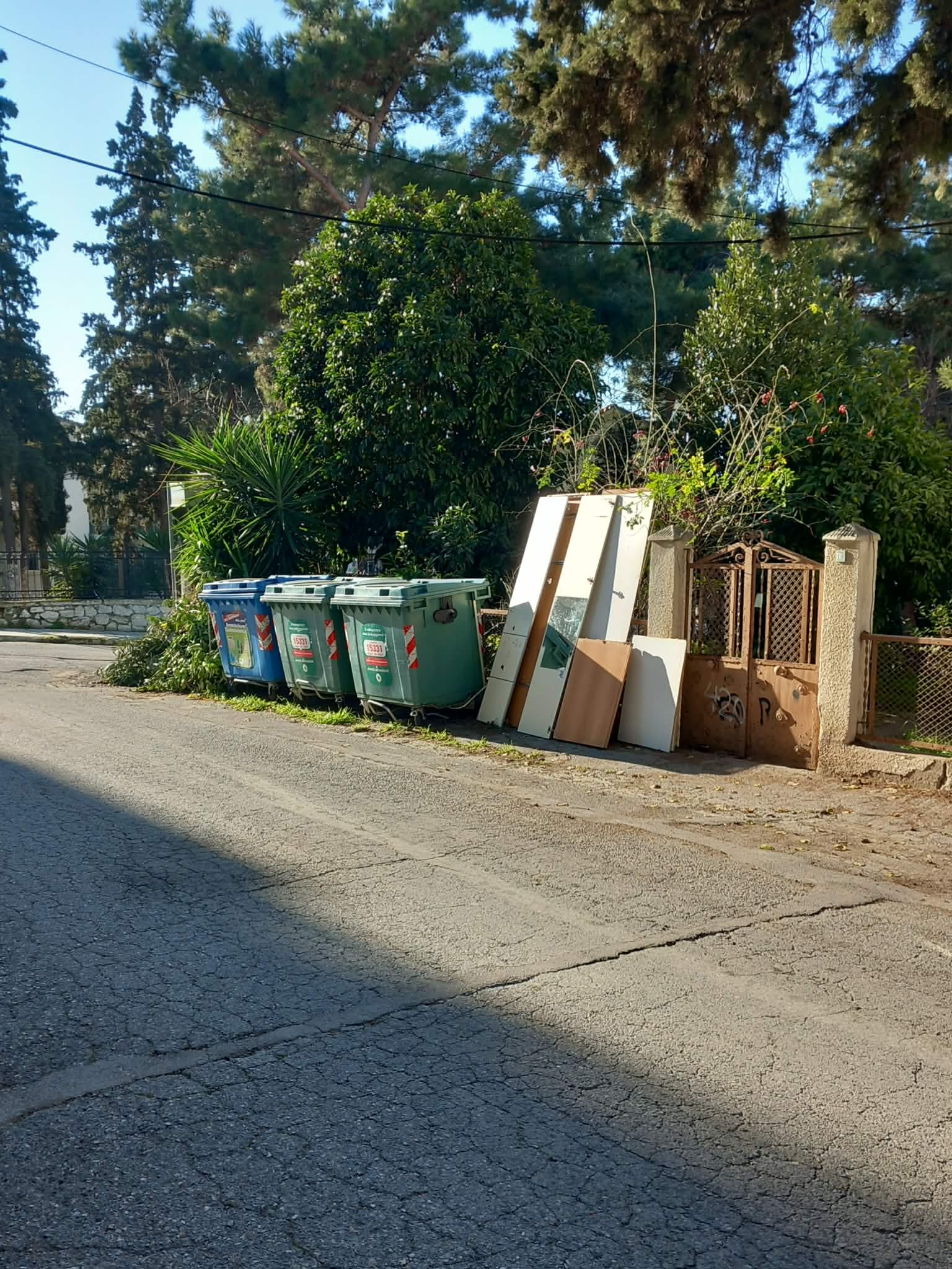 Ν. Επιβάτες: Εορταστικό κλίμα με ογκώδη και σκουπίδια παντού… (ΦΩΤΟΡΕΠΟΡΤΑΖ)