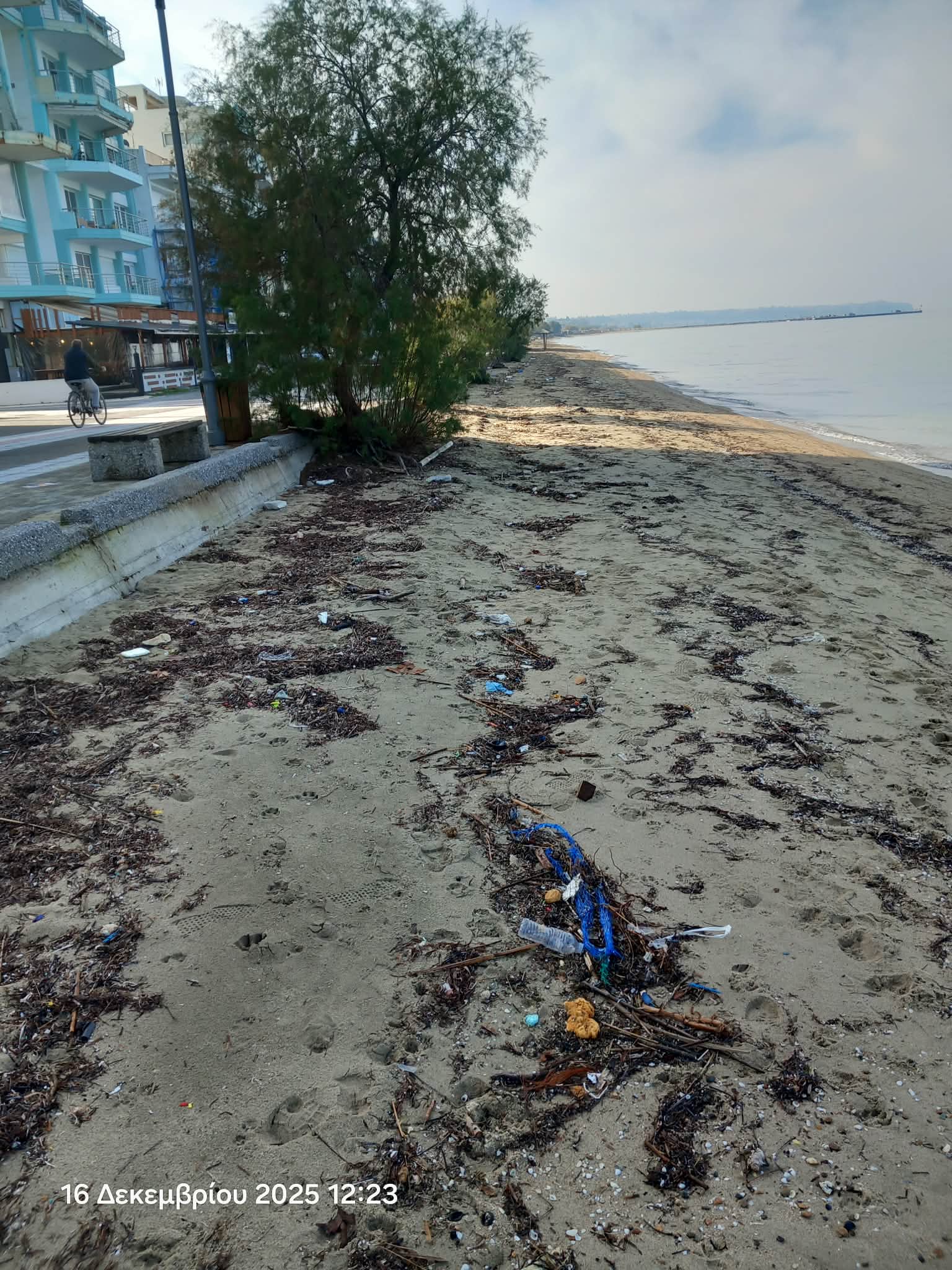 Παρατημένο το παραλιακό μέτωπο: Εικόνες από το ΚΑΠΠΑ μέχρι την Αγία Τριάδα (ΦΩΤΟΡΕΠΟΡΤΑΖ)