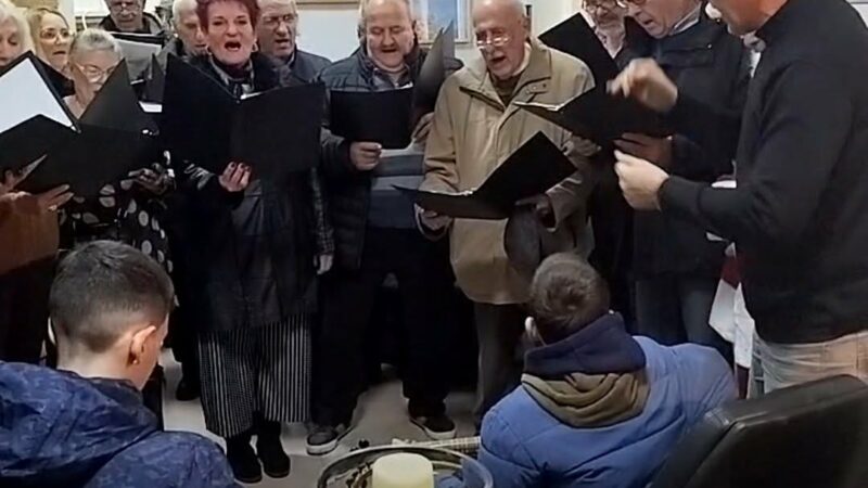 Τα Χριστουγεννιάτικα κάλαντα από την χορωδία του Δήμου Θερμαϊκού (ΒΙΝΤΕΟ)