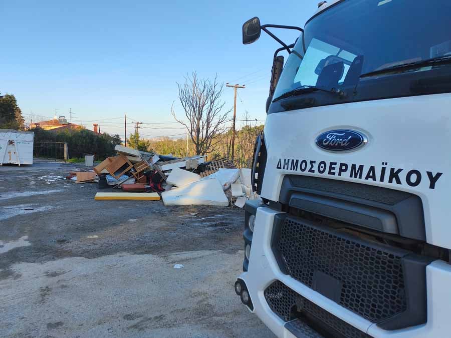 Αίσχος! Σκουπιδότοπος στην Ανω Περαία-Κοιτάξτε που πετάει ο Δήμος τα ογκώδη (ΦΩΤΟΡΕΠΟΡΤΑΖ)