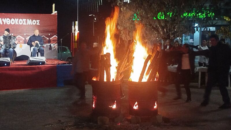 ΤΩΡΑ: Γνήσιο Χριστουγεννιάτικο Μηχανιώτικο γλέντι των Φανών (ΦΩΤΟΡΕΠΟΡΤΑΖ+ΒΙΝΤΕΟ)