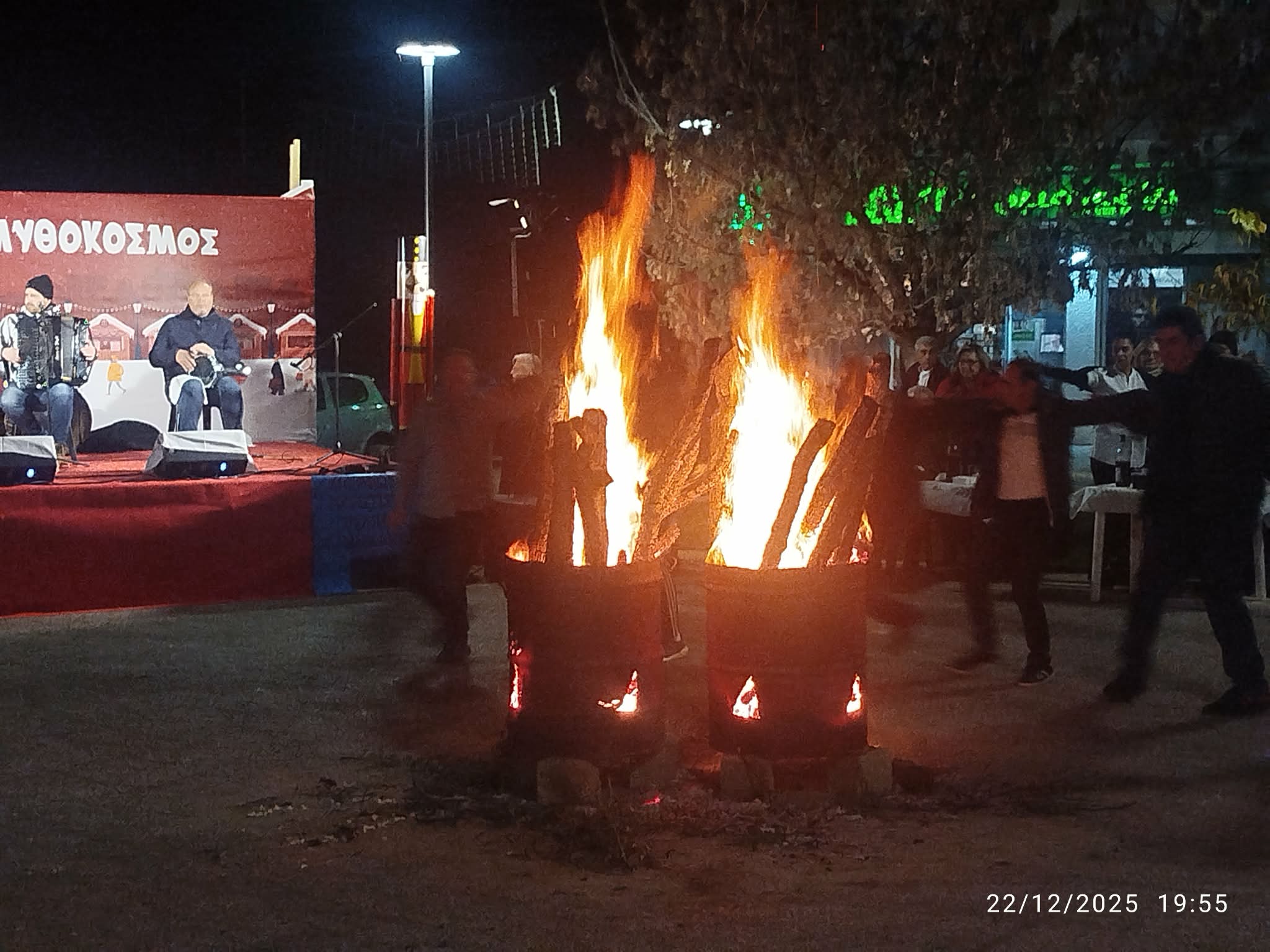 ΤΩΡΑ: Γνήσιο Χριστουγεννιάτικο Μηχανιώτικο γλέντι των Φανών (ΦΩΤΟΡΕΠΟΡΤΑΖ+ΒΙΝΤΕΟ)