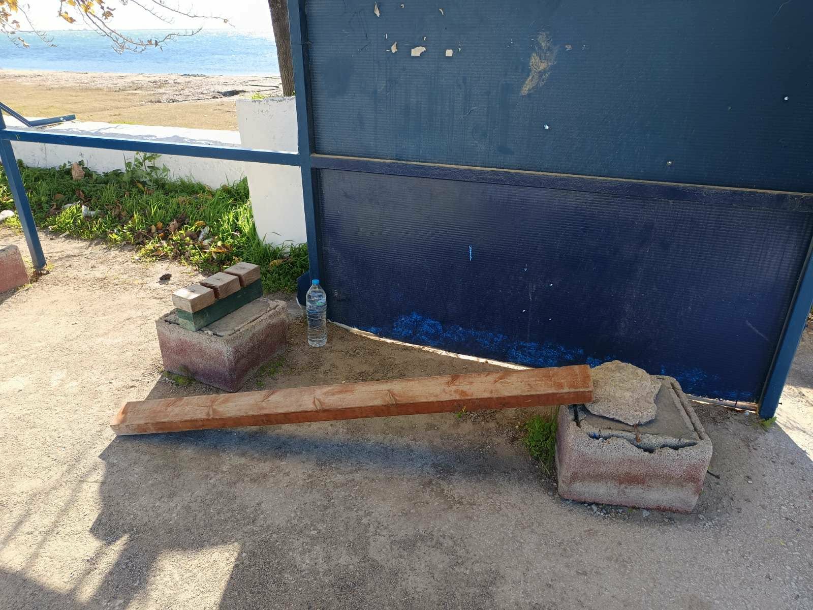 Αναλγησία του Δήμου σε άστεγο της Παραλίας Επανομής: Ξύλωσαν τα καθίσματα της στάσης για να μην κοιμάται… (ΦΩΤΟΡΕΠΟΡΤΑΖ)