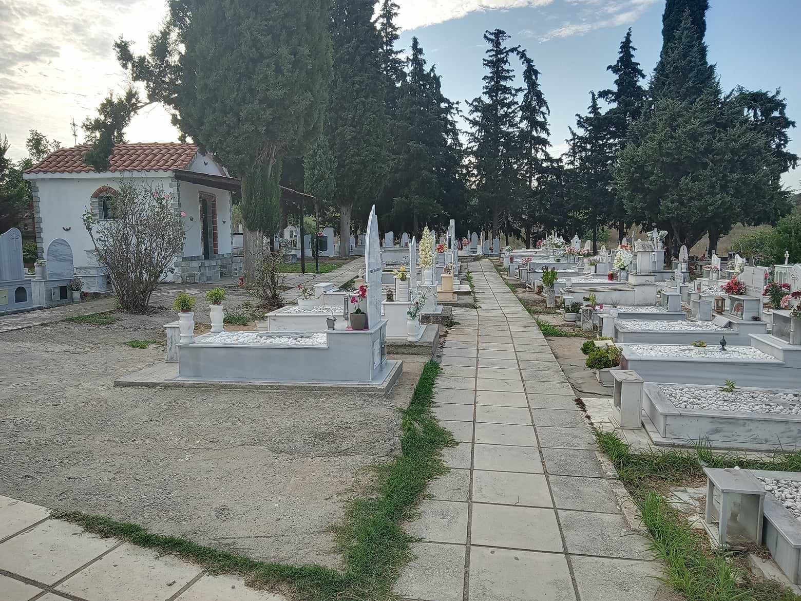 Οργή δημοτών για την απαγόρευση τοποθέτησης μαρμάρινων πλακών στα Κοιμητήρια