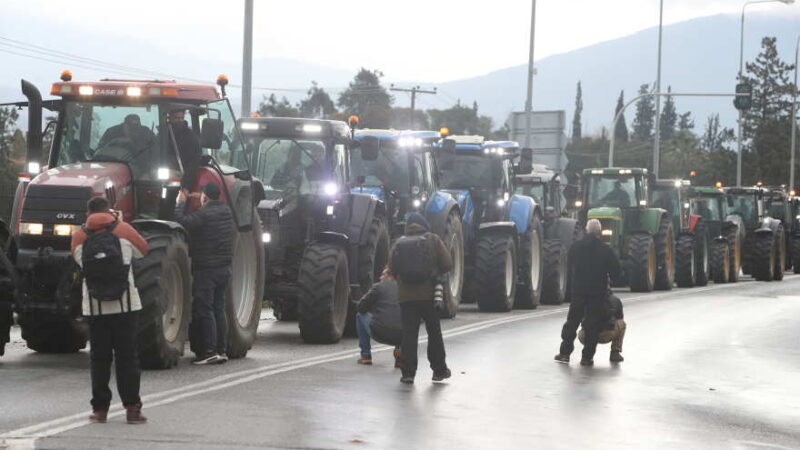 Παραμένουν κλειστά τα Πράσινα Φανάρια-Ετοιμάζονται να κινηθούν πεζοί προς το αεροδρόμιο οι αγρότες