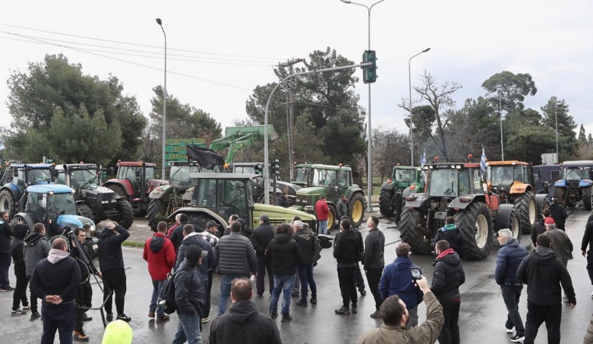 «Αγριεύουν» τα μπλόκα των αγροτών στη Θεσσαλονίκη – Κλιμακώνονται οι κινητοποιήσεις-Παραμένουν στα Πράσινα Φανάρια οι αγρότες της Επανομής