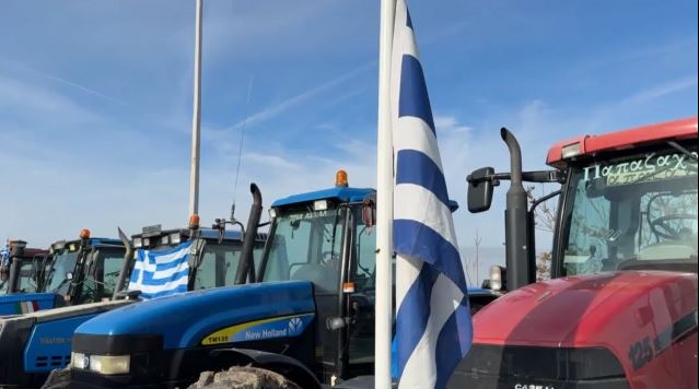 Κλείνουν δρόμους, κλιμακώνουν τις κινητοποιήσεις οι αγρότες: 5000 τρακτέρ στα μπλόκα (ΒΙΝΤΕΟ)