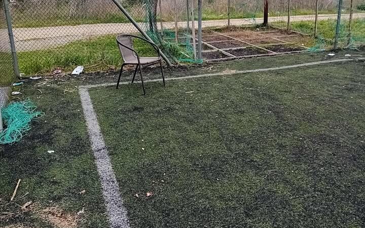 Ολοκληρωτική εγκατάλειψη: Κινδυνεύουν παιδιά σε αυτό το “γήπεδο” 5Χ5 στην Επανομή (ΦΩΤΟΡΕΠΟΡΤΑΖ)