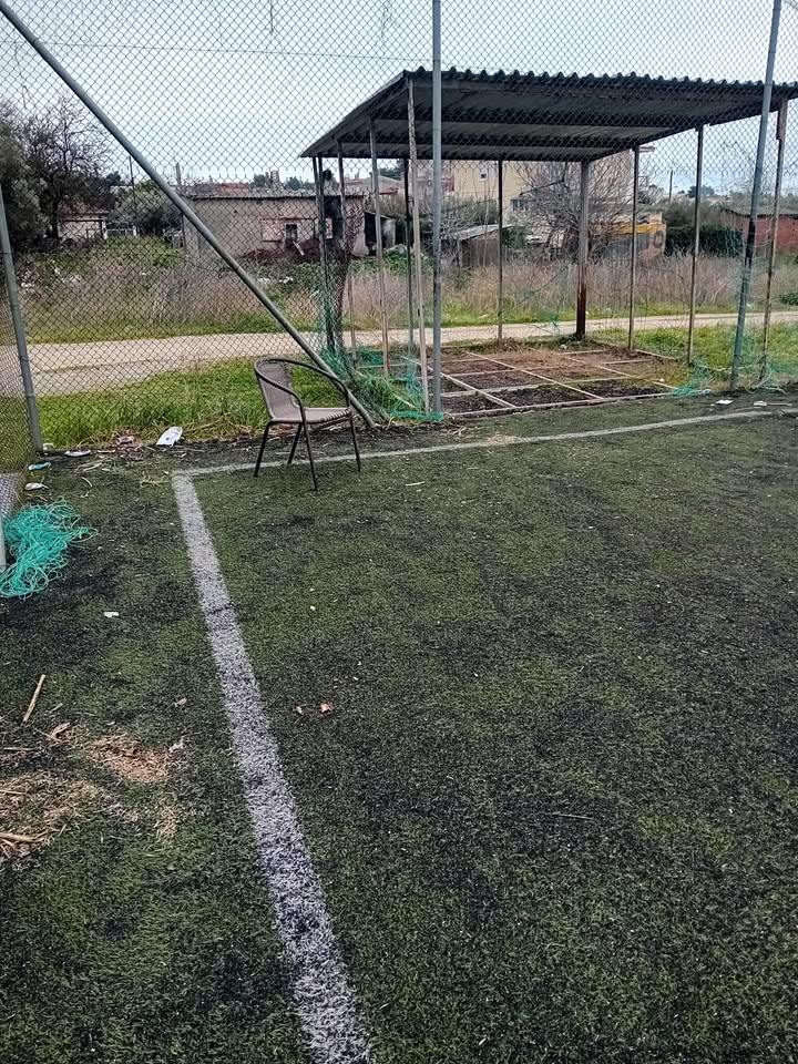 Ολοκληρωτική εγκατάλειψη: Κινδυνεύουν παιδιά σε αυτό το “γήπεδο” 5Χ5 στην Επανομή (ΦΩΤΟΡΕΠΟΡΤΑΖ)