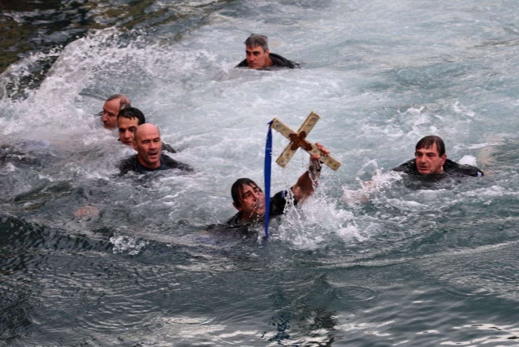 Θεοφάνια με κατάνυξη & μεγαλοπρέπεια σε όλη τη χώρα (BINTEO)