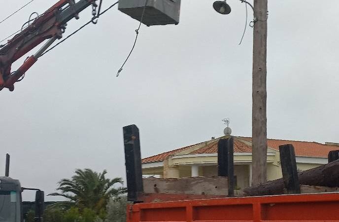 ΤΩΡΑ: Εικόνες από την αντικατάσταση της κολόνας του ρεύματος στο Αγγελοχώρι (ΦΩΤΟΡΕΠΟΡΤΑΖ)