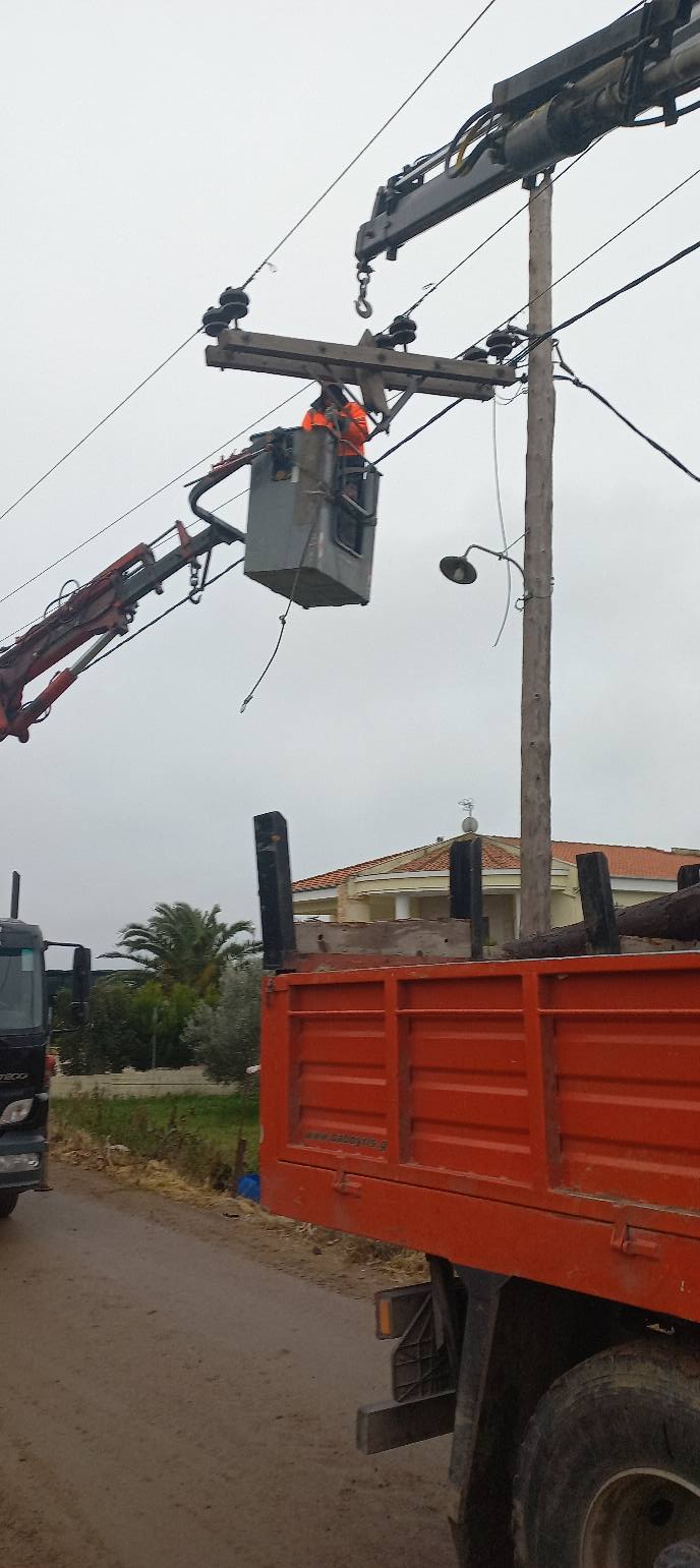 ΤΩΡΑ: Εικόνες από την αντικατάσταση της κολόνας του ρεύματος στο Αγγελοχώρι (ΦΩΤΟΡΕΠΟΡΤΑΖ)
