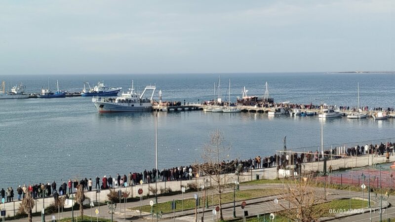 Γεμάτο το λιμάνι της Μηχανιώνας για τη ρίψη του Σταυρού (2 ΒΙΝΤΕΟ)