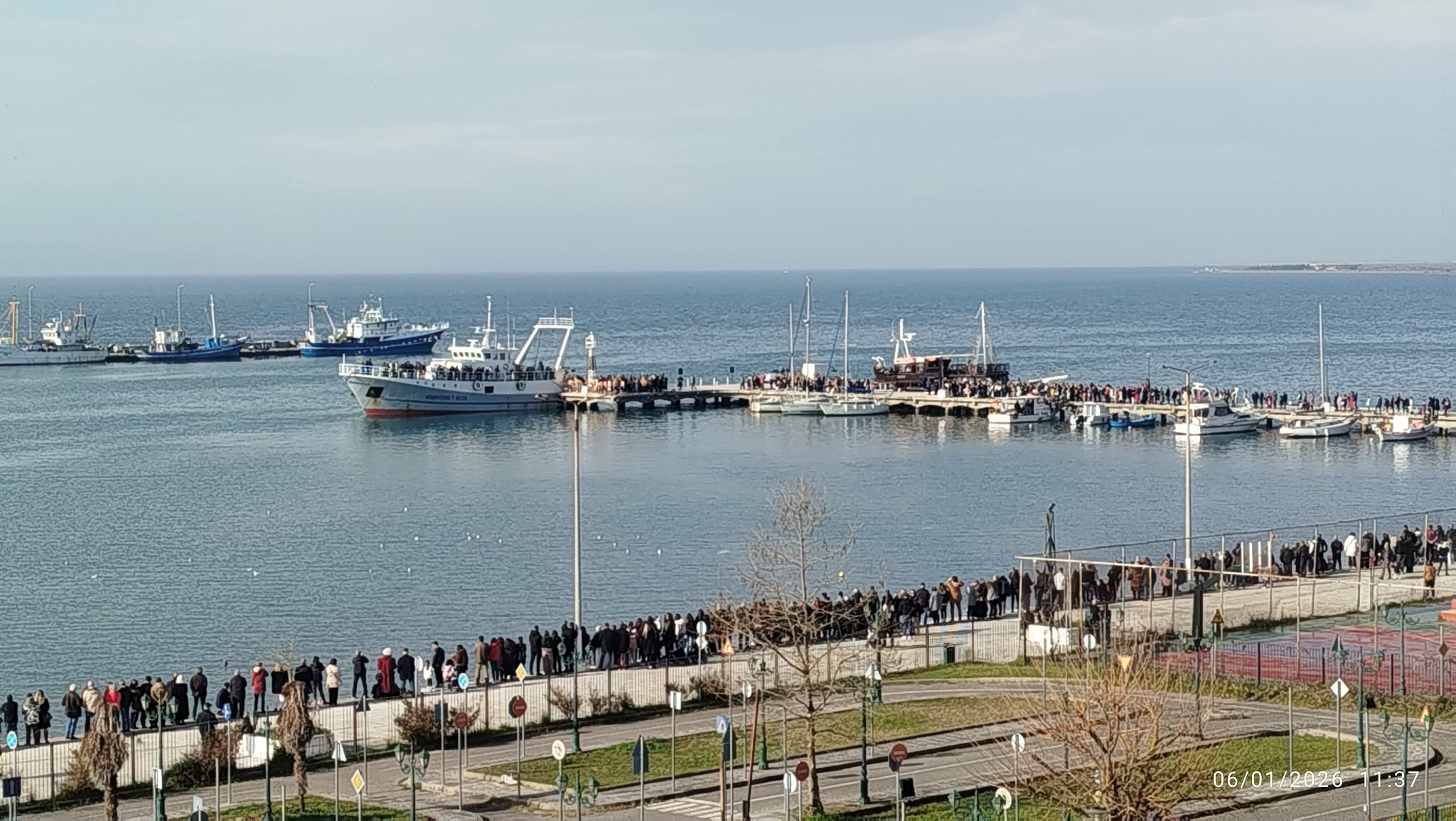 Γεμάτο το λιμάνι της Μηχανιώνας για τη ρίψη του Σταυρού (2 ΒΙΝΤΕΟ)