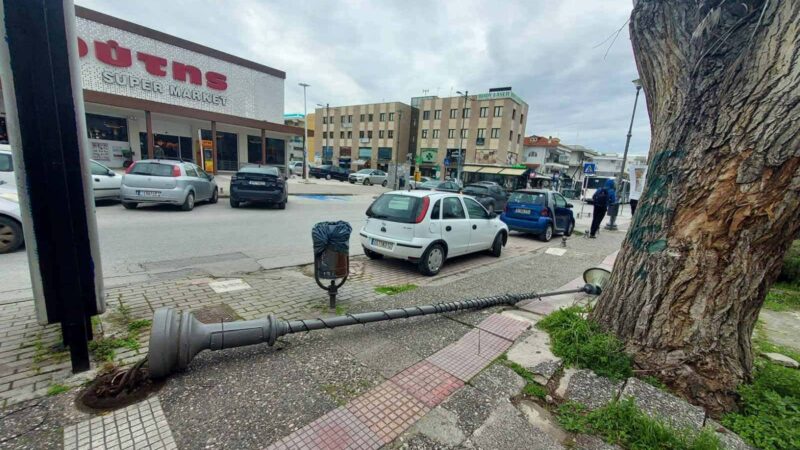 Περαία: Επεσε κολόνα φωτισμού στην Αμπελοκήπων-Ευτυχώς που δεν σκοτώθηκε άνθρωπος (ΦΩΤΟΡΕΠΟΡΤΑΖ+ΒΙΝΤΕΟ)