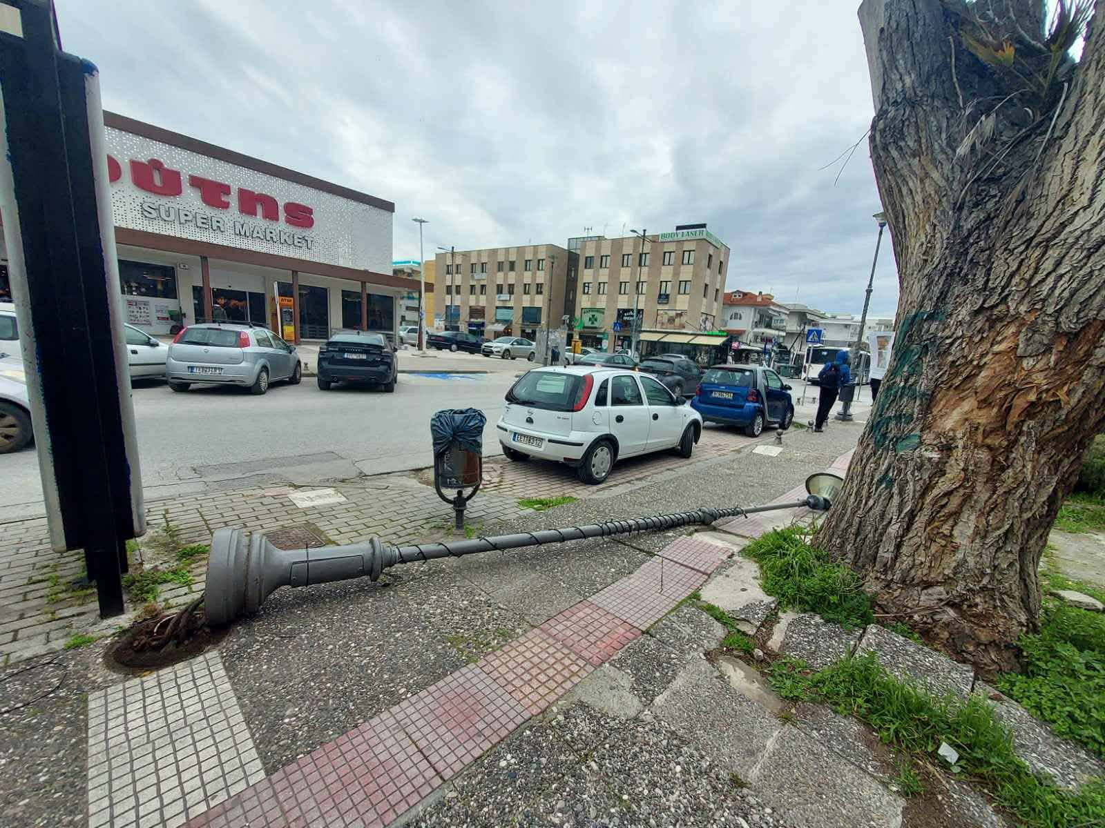 Περαία: Επεσε κολόνα φωτισμού στην Αμπελοκήπων-Ευτυχώς που δεν σκοτώθηκε άνθρωπος (ΦΩΤΟΡΕΠΟΡΤΑΖ+ΒΙΝΤΕΟ)
