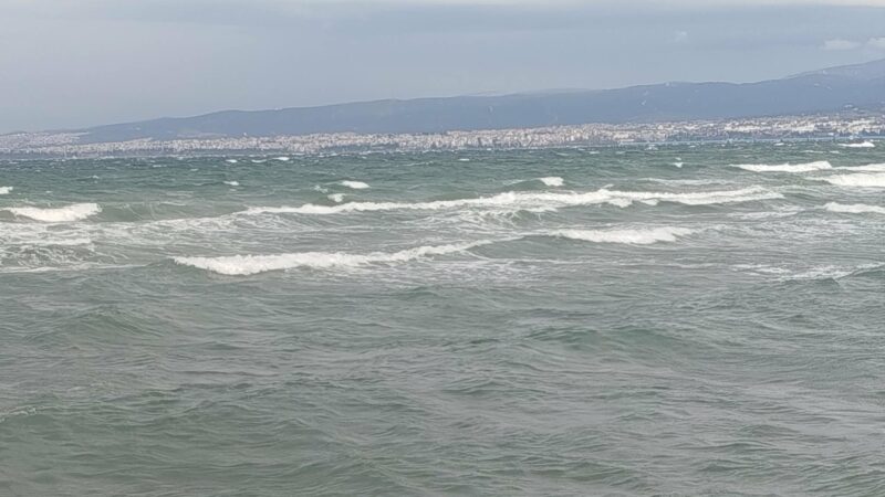 Τα φουσκωμένα κύματα της Περαίας… (ΒΙΝΤΕΟ)
