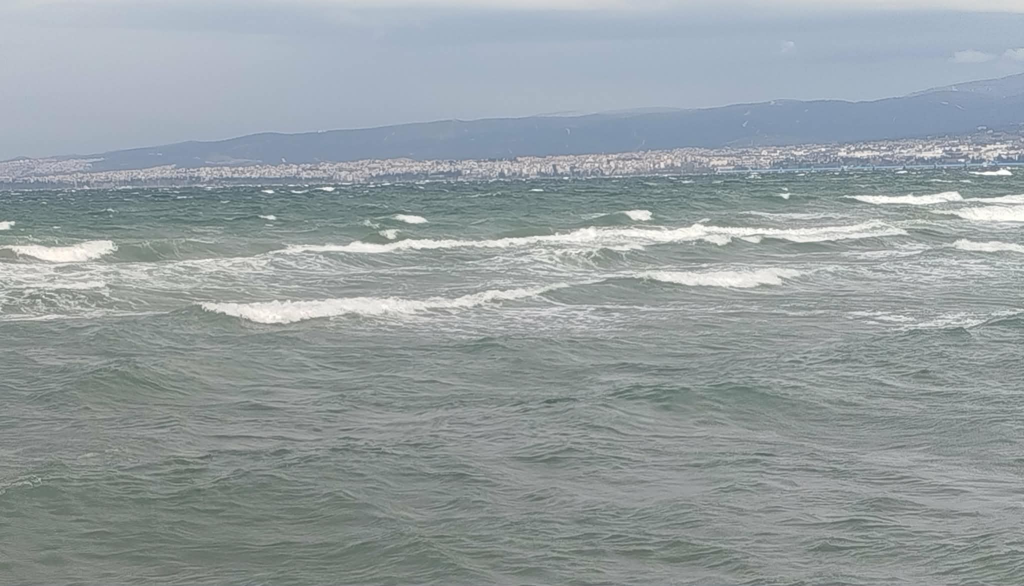 Τα φουσκωμένα κύματα της Περαίας… (ΒΙΝΤΕΟ)