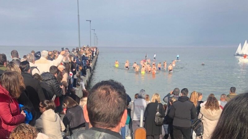 Βούτηξαν στη Περαία για τον σταυρό! (ΒΙΝΤΕΟ)