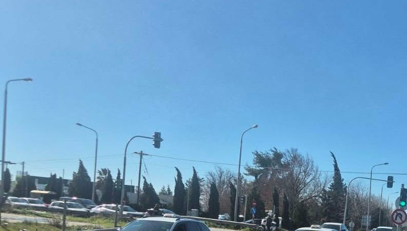 ΤΩΡΑ: Κομβόϊ ταξί από το αεροδρόμιο στο “Μακεδονίας-Θράκης” (ΒΙΝΤΕΟ)