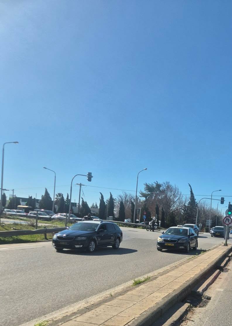 ΤΩΡΑ: Κομβόϊ ταξί από το αεροδρόμιο στο “Μακεδονίας-Θράκης” (ΒΙΝΤΕΟ)