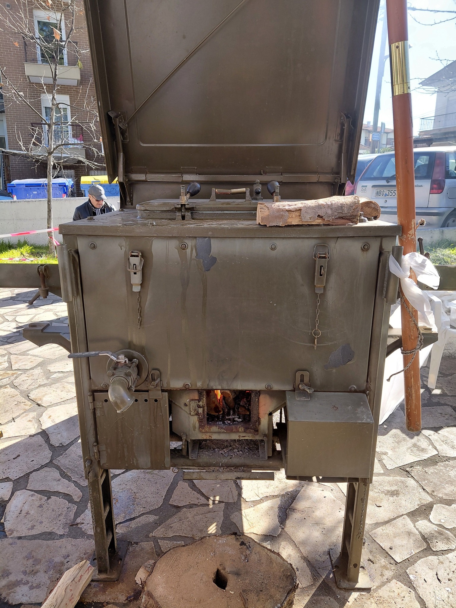 ΤΩΡΑ: Στρατιωτικό καζάνι στο Πλαγιάρι κάνει φασολάδα για όλους! (ΒΙΝΤΕΟ)